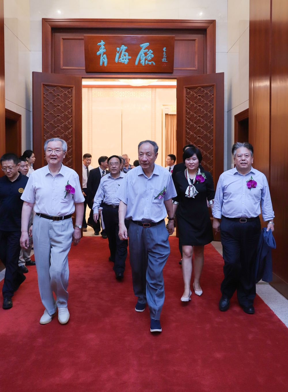 与会嘉宾步入人民大会堂会场